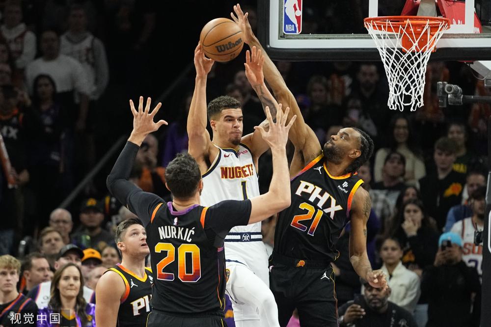 与梅西并肩 与梅西并肩